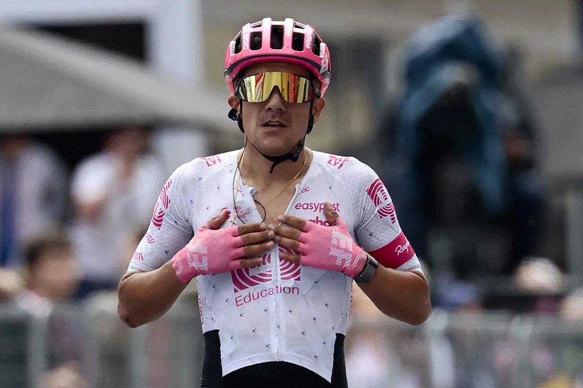 El infatigable Carapaz sorprende a los favoritos y vuelve a ganar en el Giro seis años después