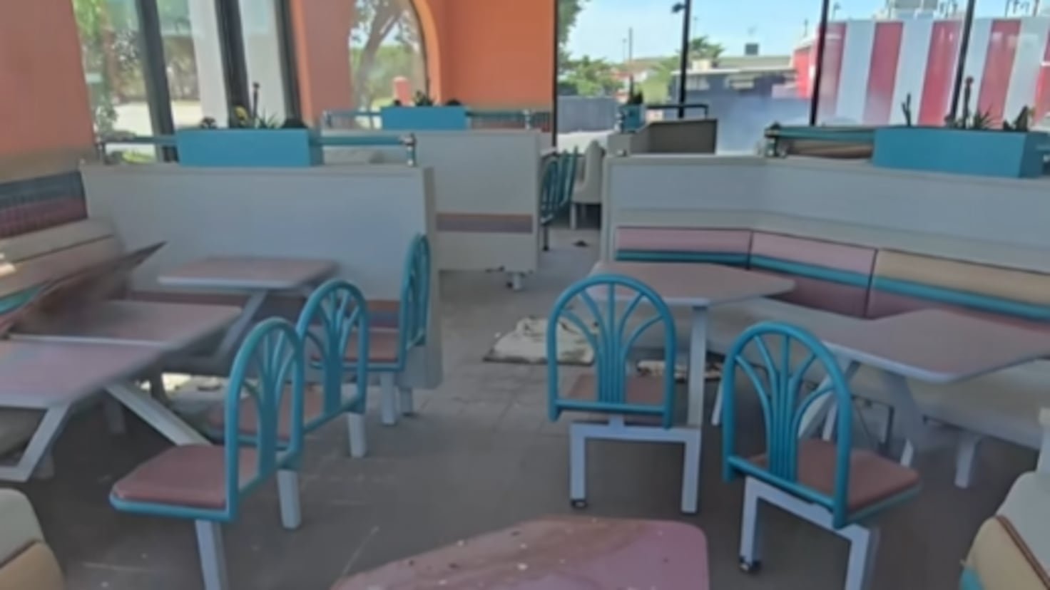 Un hombre encuentra un Taco Bell intacto desde el año 1995 y el vídeo no deja lugar a dudas: “No puedo creer lo que veo”