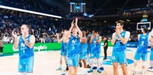 Los jugadores del Estudiantes después del partido contra Gipuzkoa