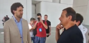 Vasilje Micic, hablando con su exentrenador Ergin Ataman en Abu Dhabi