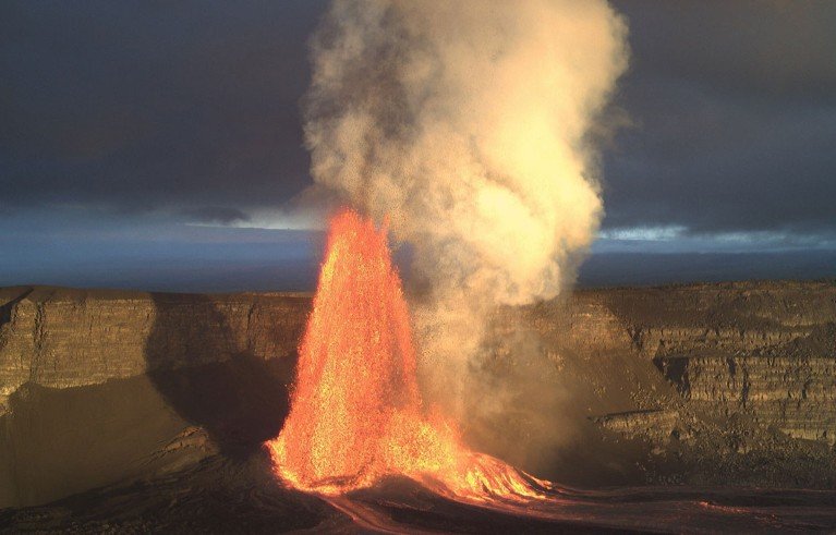 Una fuente de lava salpicando al aire desde un cráter en la cumbre del volcán Kīlauea, en Hawái.