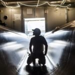 un velero de 30 metros que vuela sobre el agua, y no necesita una gota de combustible