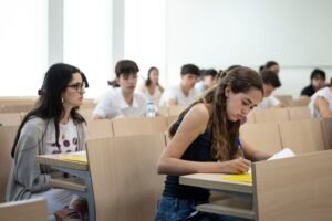El Consejo de Economistas y Fedea piden reformas estructurales para los jóvenes | Economía
