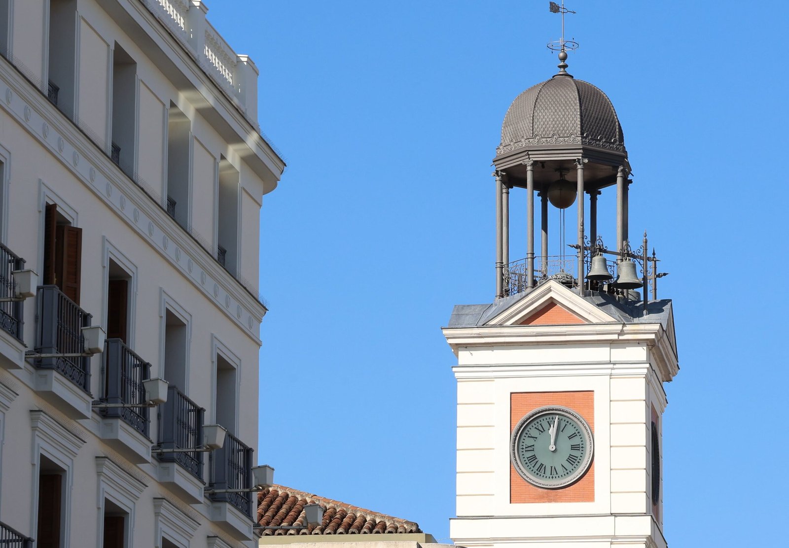 Una hora menos en Canarias (y en Madrid): el reloj de la Puerta del Sol se retrasa y activa el ‘modo canario’ | Noticias de actualidad
