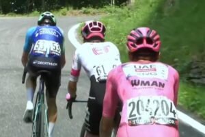 la UCI le investiga por ayudar a Carapaz