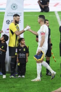 Benzema y Cristiano se saludan durante un partido de la Liga Saudí.