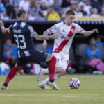 Franco Mastantuono y Sergio Ramos disputan un balón.
