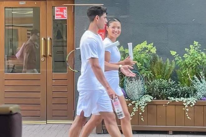 Alcaraz y Raducanu entrenan juntos en Wimbledon en una promoción del agua evian