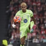 Lamine Yamal controlando un balón con el Barça