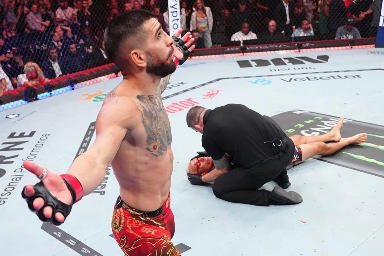 Ilia Topuria, tras finalizar a Charles Oliveira.