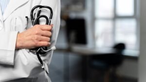 Un médico revela el lado oscuro de su oficio: “Decían que los médicos de familia trabajan poco y ganan mucho, pero era todo falso”