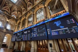 Las críticas de Trump a Powell agravan la debilidad del dólar y las Bolsas se apuntan tímidas ganancias | Mercados Financieros