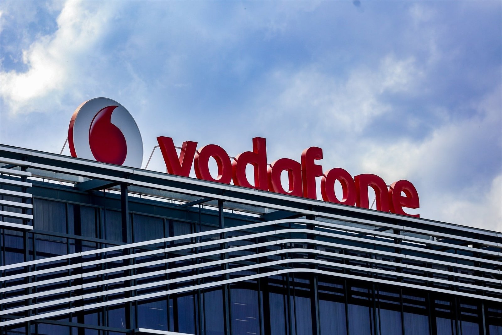 Vodafone España pacta una subida salarial de hasta el 6% para 2025 | Empresas