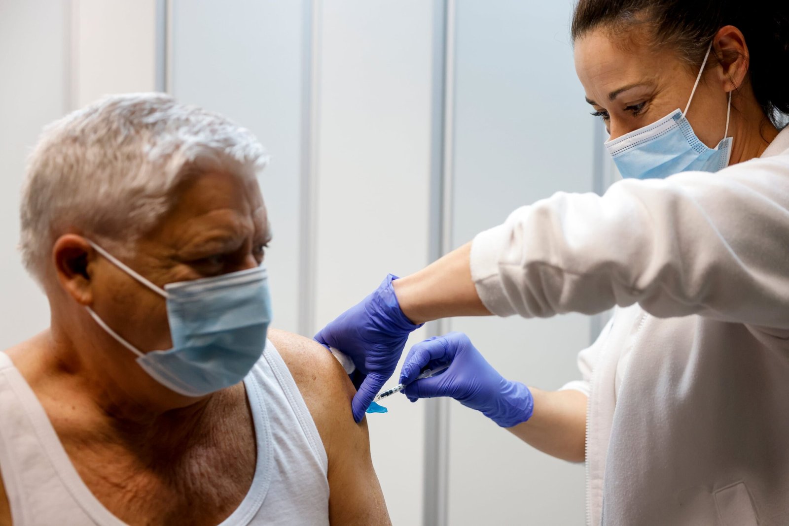 El 41% de españoles cree que los gobiernos han producido virus para controlar su libertad | Ciencia