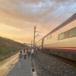 Varios trenes de Renfe, detenidos en mitad de la nada por un problema con la catenaria: “Ha sido un susto tremendo”