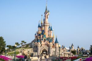 La falsa boda con figurantes de una niña de nueve años acaba con cuatro detenidos en Disneyland París | Noticias de actualidad