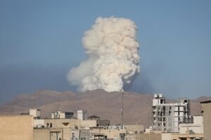 Irán responde al ataque de Israel, última hora en directo: Trump se plantea atacar Irán y Teherán responde