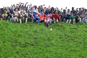 Quedar con miles de personas para perseguir un queso colina abajo a 130 kilómetros por hora: la peculiar carrera de Coopers Hill | Noticias de actualidad