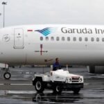Buscan el teléfono robado de un pasajero y toda la tripulación del avión acaba suspendida