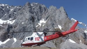 Un helicóptero rescata a dos excursionistas alemanas con ataque de pánico en un monte de Cantabria | Noticias de actualidad