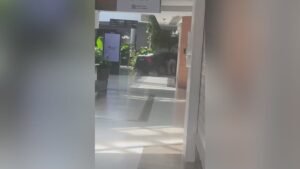 Un coche empotra su coche en Parquesur para robar una joyerìa a plena luz del día: increíble a la par que surrealista