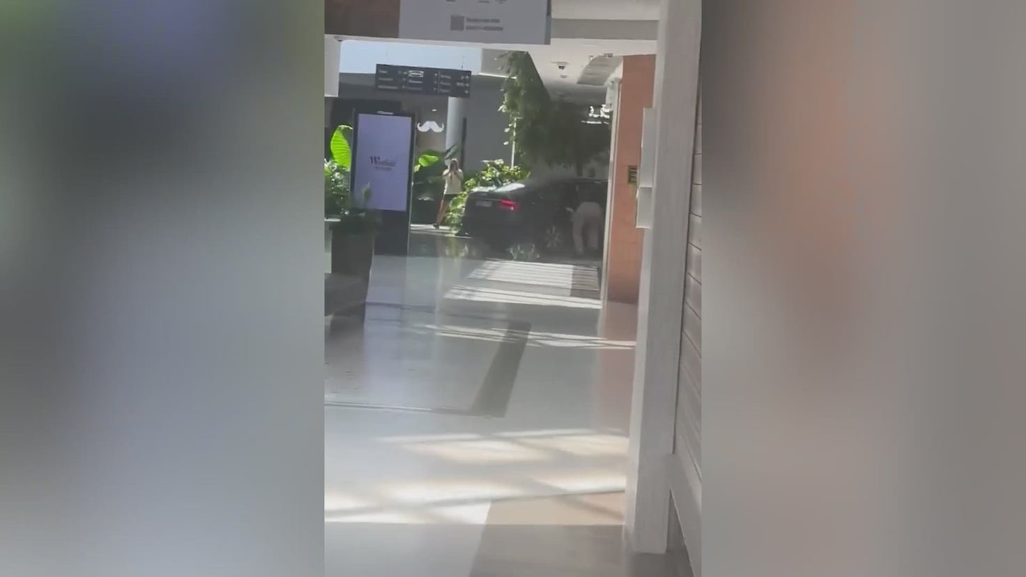 Un coche empotra su coche en Parquesur para robar una joyerìa a plena luz del día: increíble a la par que surrealista