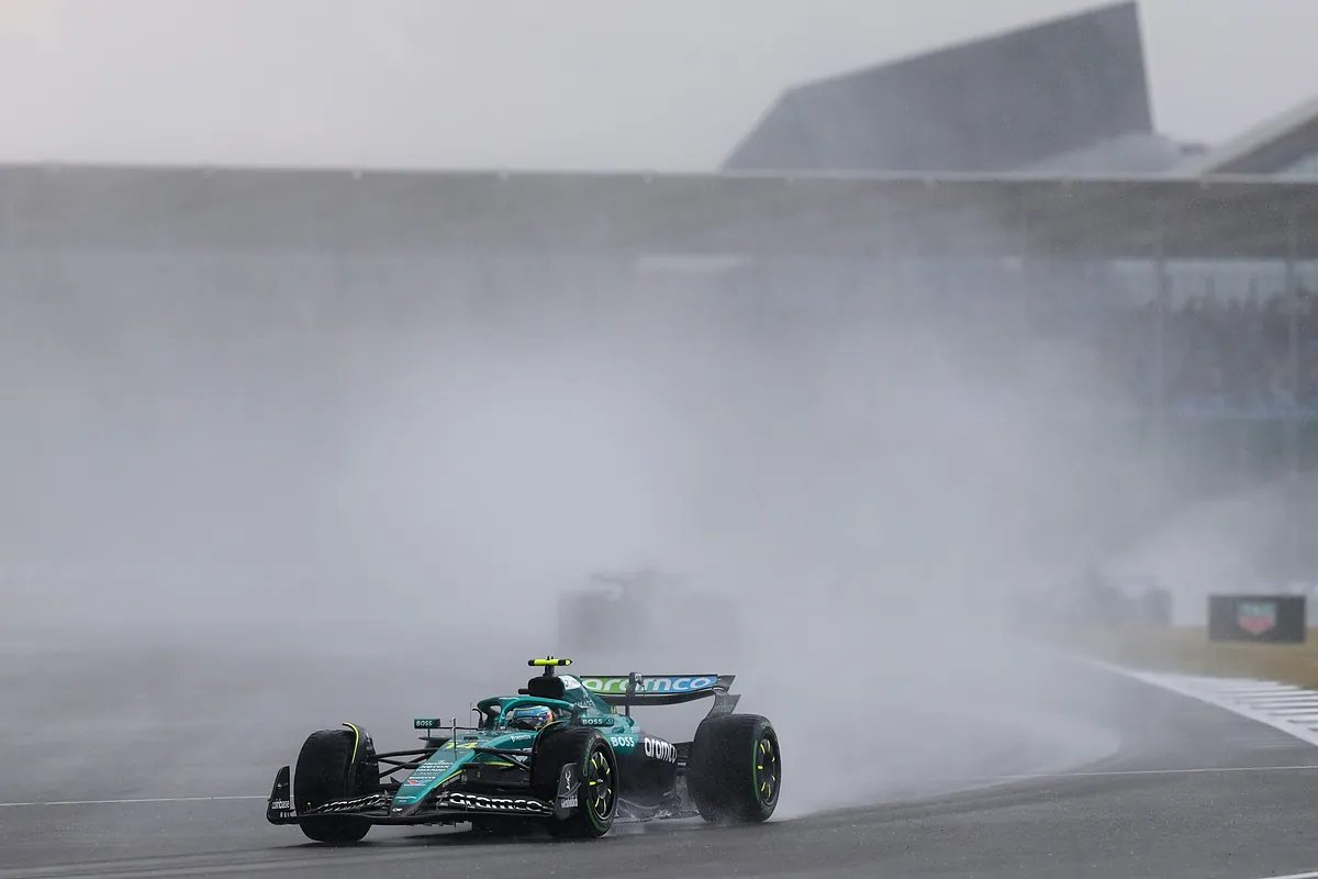 El lamento de Fernando Alonso tras perder "25 segundos" en tres vueltas: "En el otro lado del garaje siempre aciertan"