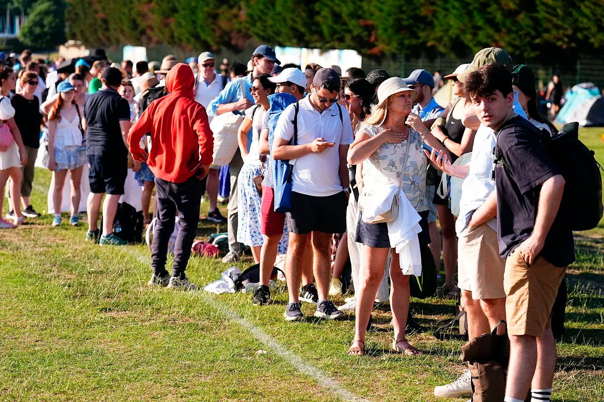 Acampar toda la madrugada para ver a Alcaraz por 400 euros o la más extraña tradición de Wimbledon: "Esto es un festival, si no consigo entrada me da igual"