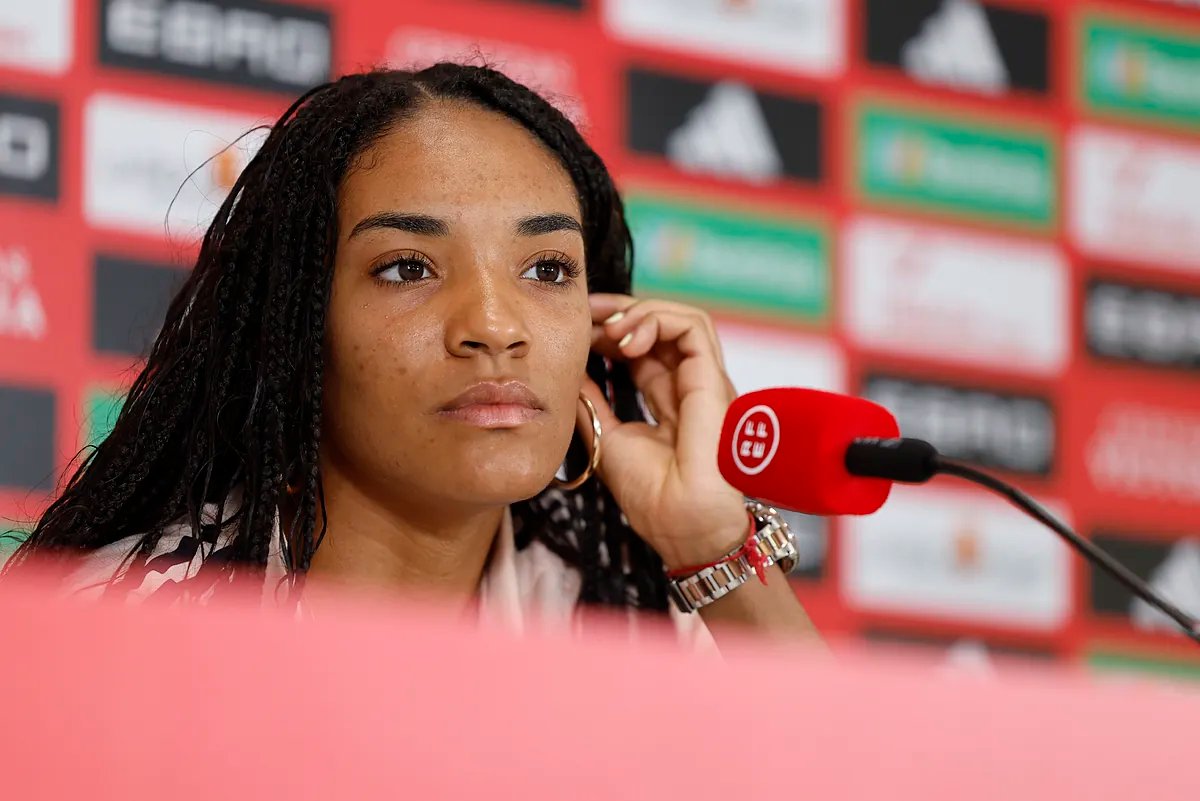 La reconversión de Salma Paralluelo, de velocista en la banda a 9: "Aprendo para ser una jugadora más versátil"