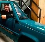 El coche más estrecho jamás concebido es este Fiat Panda tan reducido al mínimo que cabe entre dos coches aparcados