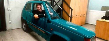 El coche más estrecho jamás concebido es este Fiat Panda tan reducido al mínimo que cabe entre dos coches aparcados