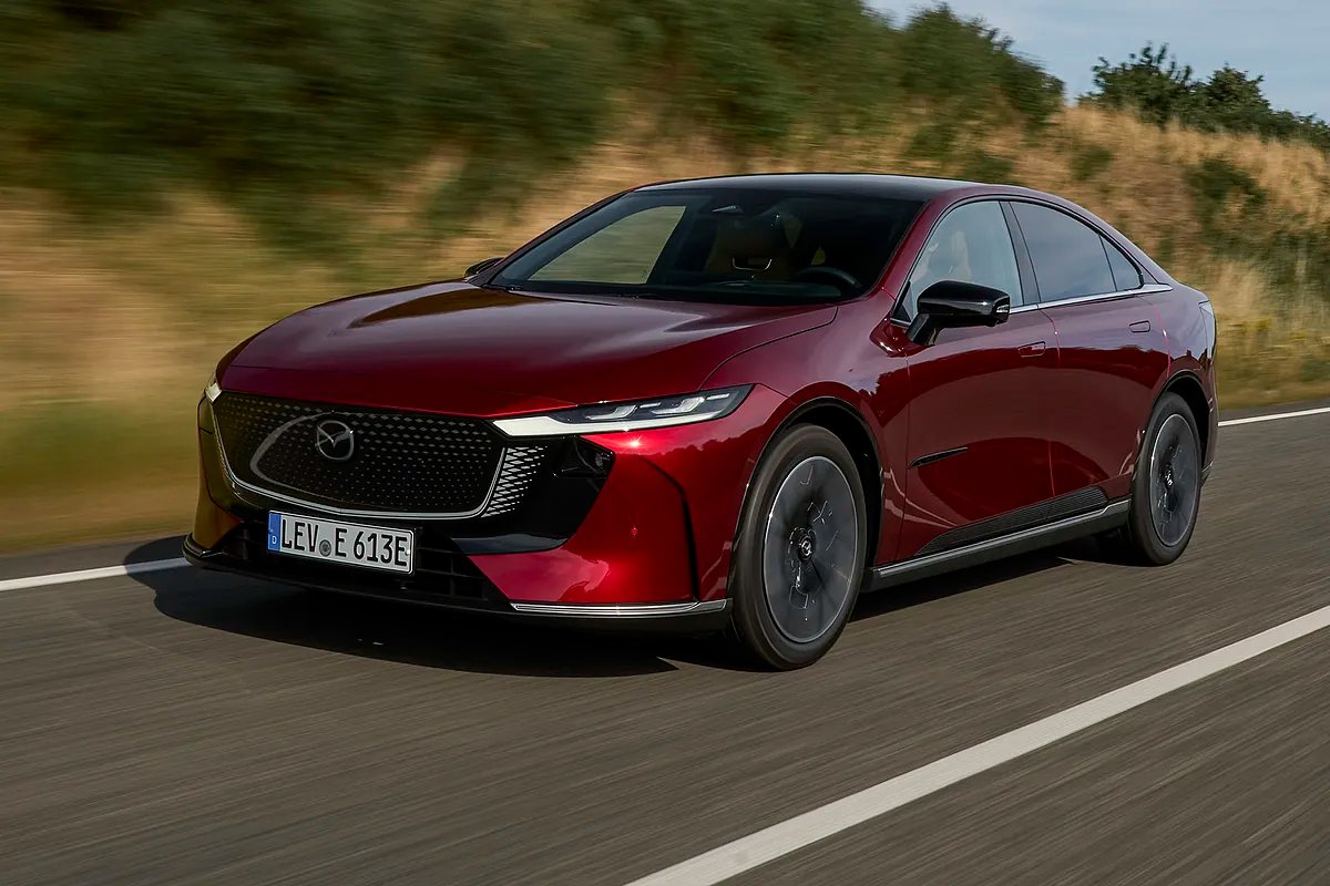 Al volante del Mazda 6e, una berlina eléctrica que apunta, sobre todo, al Tesla Model 3