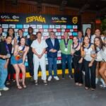 La selección femenina posa en el Txistu con sus medallas.
