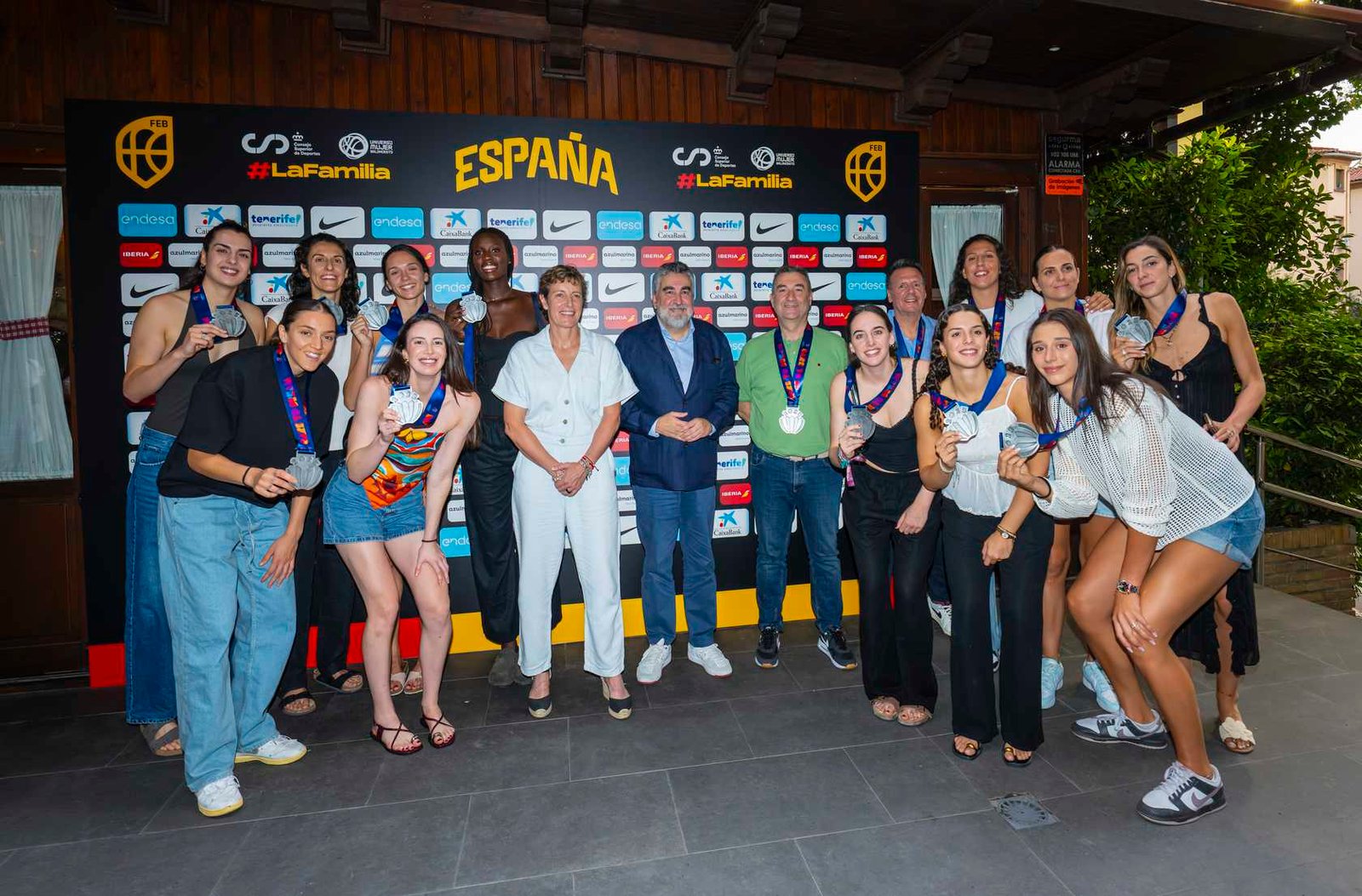 La selección femenina posa en el Txistu con sus medallas.