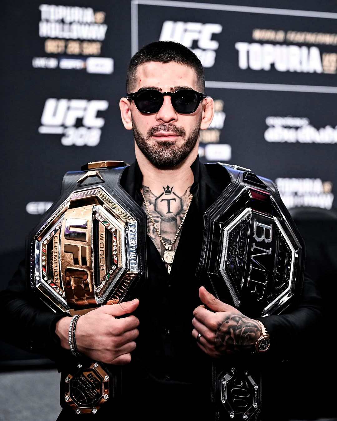 Ilia Topuria, en UFC 308 con el cinturón de campeón y el BMF.