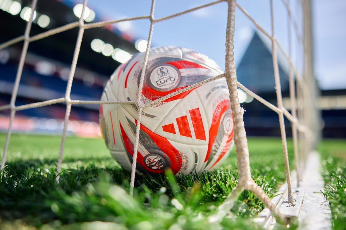 España entrena con el balón oficial de la final de la Eurocopa