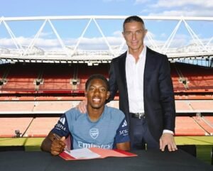 Myles Lewis-Skelly firma su contrato