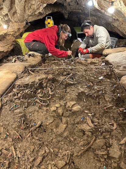 Trabajos de excavación arqueológica en el Roc de les Orenetes