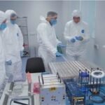 Investigadores de i2CAT y Open Cosmos experimentan con el satélite 6GStarLab en Barcelona.