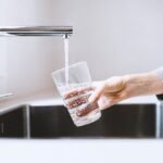 El motivo por el que deberías dejar un vaso de agua lleno junto al fregadero si te vas de vacaciones