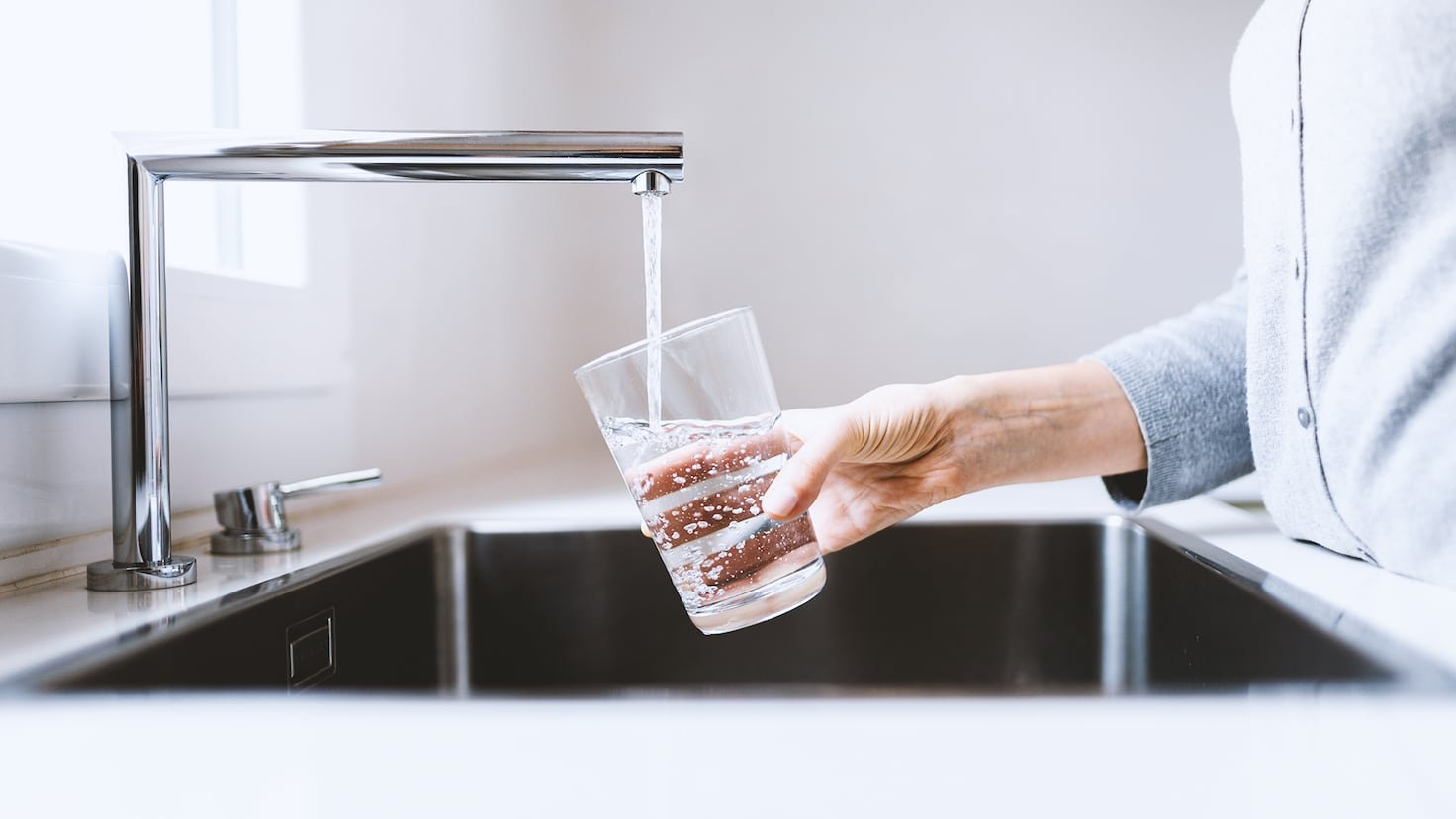 El motivo por el que deberías dejar un vaso de agua lleno junto al fregadero si te vas de vacaciones
