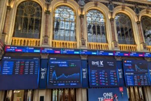 Bolsa: Las Bolsas europeas arrancan la semana indecisas pendientes de los aranceles | Mercados Financieros