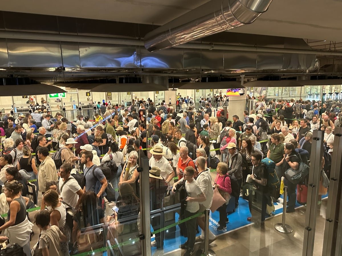 Caos en Barajas ante el colapso del control de pasaportes de la T4 por un fallo informático y a la espera de refuerzos policiales | España