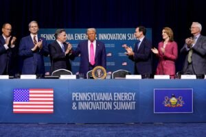 Trump anuncia una inversión privada de 92.000 millones de dólares en energía e innovación para dar la batalla de la IA a China | Economía