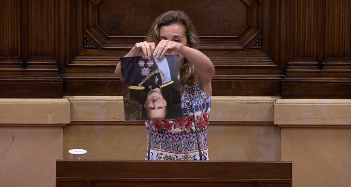 La CUP rompe una foto del rey Felipe VI en el Parlament de Cataluña | Noticias de Cataluña