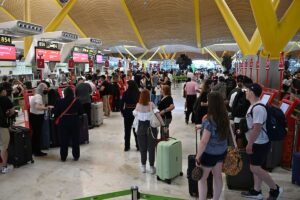 El tráfico en los aeropuertos españoles de Aena crece un 4,5% aunque sufren los regionales por el ajuste de Ryanair | Empresas