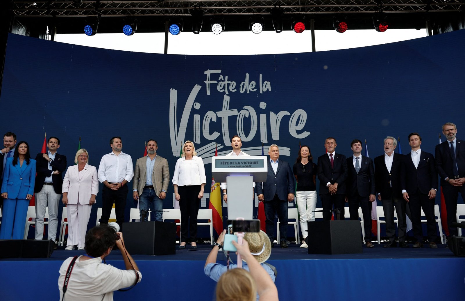 La policía y dos jueces registran la sede del partido de Le Pen por posible financiación irregular | Internacional