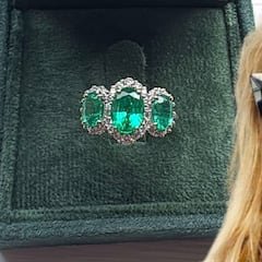 Compra un anillo por miles de euros a un joyero en quiebra y se da cuenta de la estafa: “Era demasiado brillante”
