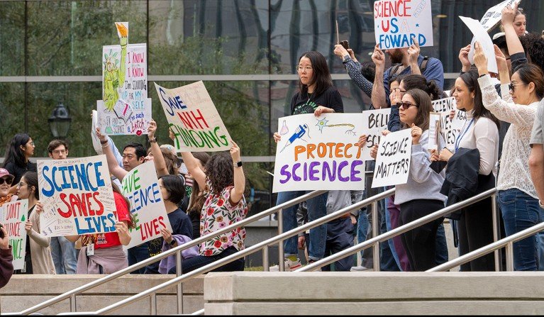 Protestas contra recortes en financiamiento de investigación médica