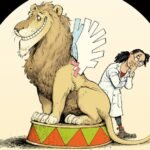 Dibujo de un investigador inspeccionando sospechosamente a un león en un pedestal con alas de papel.